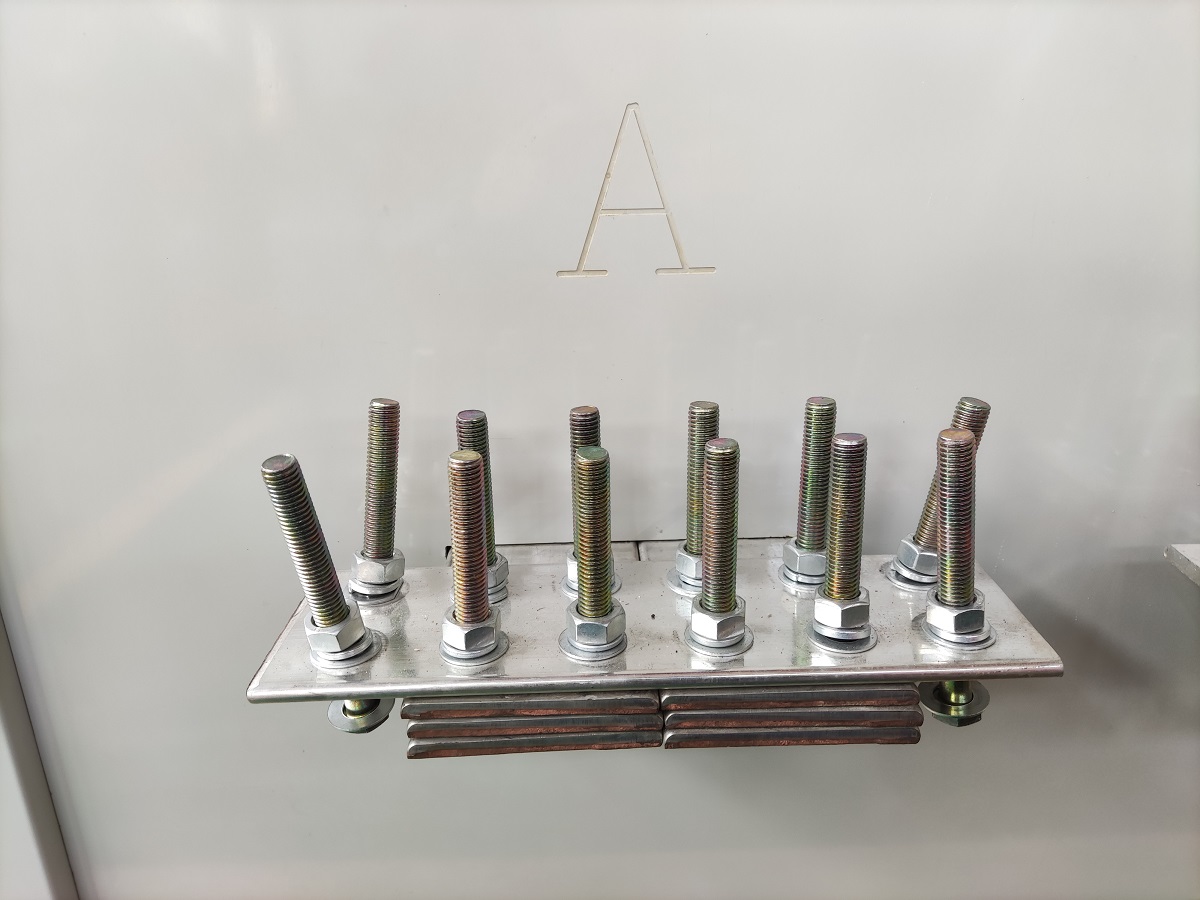 5000A大電流發(fā)生器輸出端口-1 5000A大電流發(fā)生器輸出端口-1