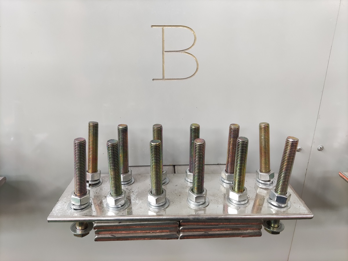 5000A大電流發(fā)生器輸出端口-2 5000A大電流發(fā)生器輸出端口-2