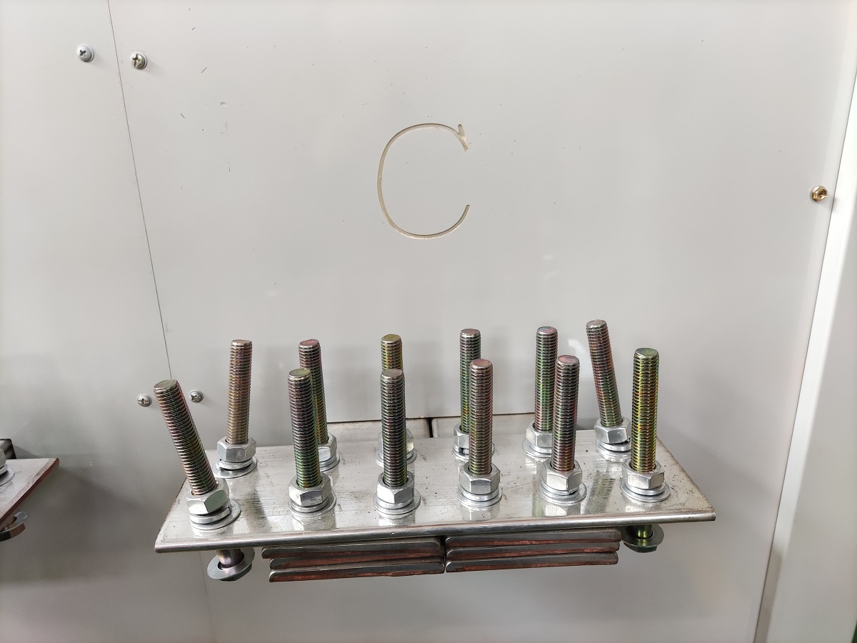 5000A大電流發(fā)生器輸出端口-3 5000A大電流發(fā)生器輸出端口-3